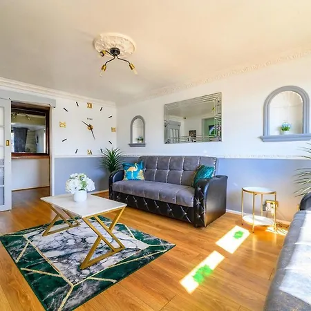 Prázdninový dům 51Vl - Stylish Home With Hot Tub In Hawksworth Leeds (West Yorkshire)