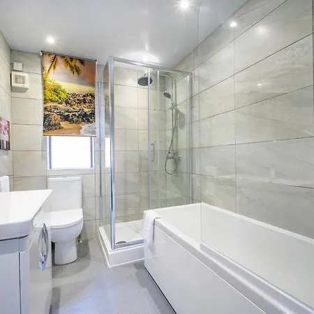 51Vl - Stylish Home With Hot Tub In Hawksworth * Leeds (West Yorkshire)