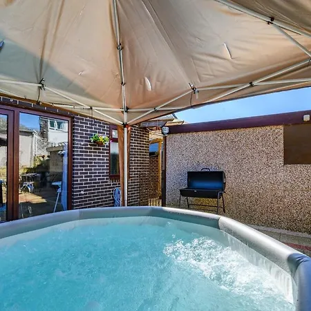 Prázdninový dům 51Vl - Stylish Home With Hot Tub In Hawksworth *